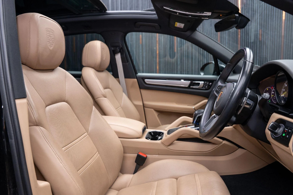 Porsche Cayenne 3.0 V6 E-hybrid 17.9Kwh Platinum Edition Tiptronic Black #2