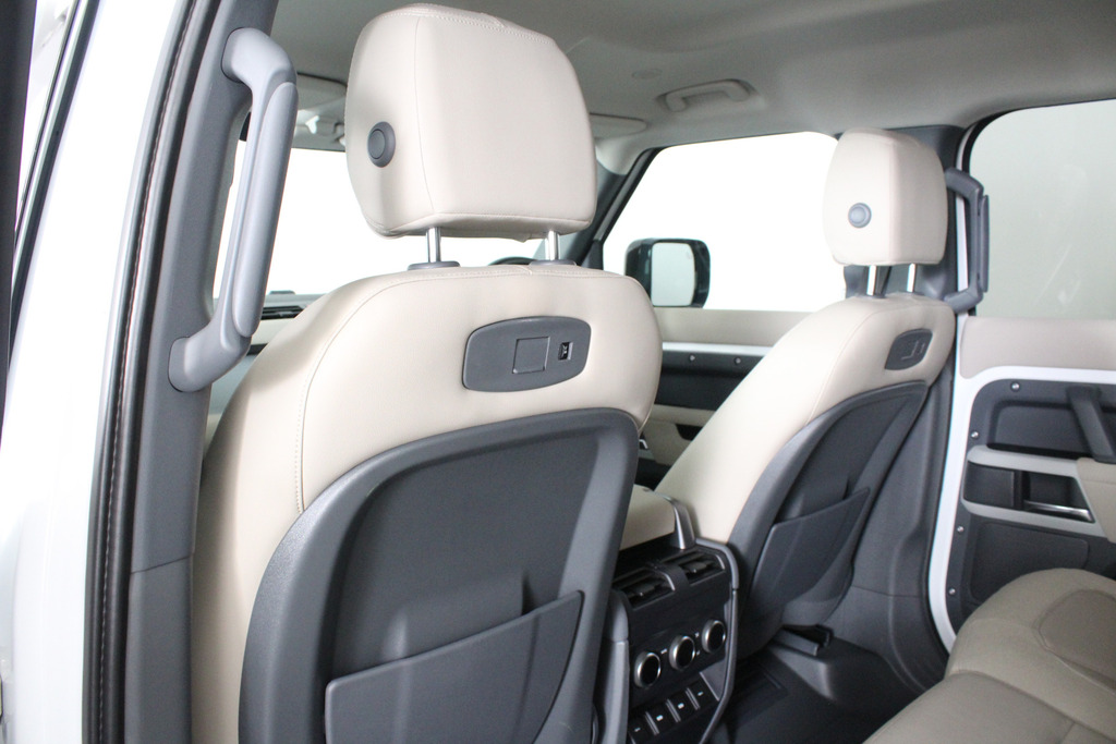 Land Rover Defender 110 2.0 D240 Se 110 6 Seat Black #45