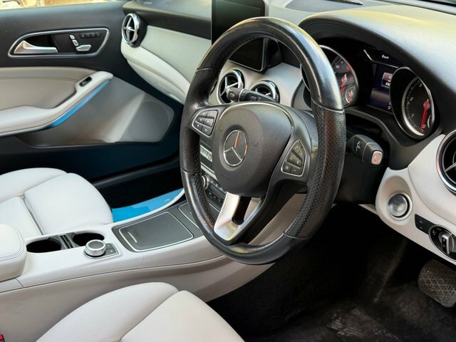 Mercedes-Benz GLA Class 2.1 Gla200d Sport Premium Black #4