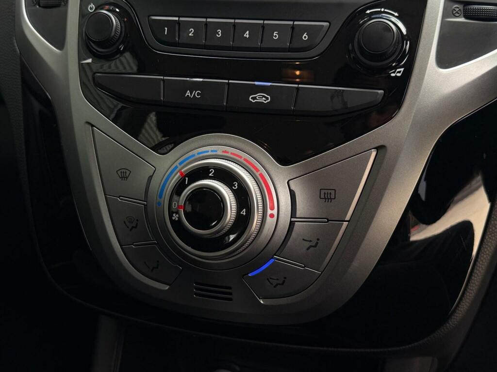 Hyundai Ix20 1.6 Crdi Style Hatchback Euro 5 White #28