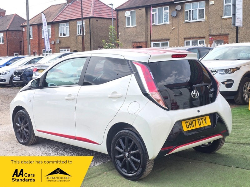 Toyota Aygo 1.0 Vvt-i X-press X-shift White #6