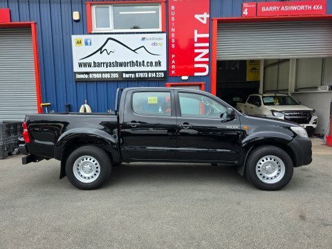 Toyota HILUX Active 4X4 D-4d Black #4