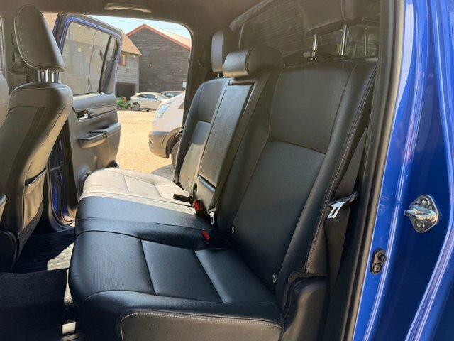 Toyota HILUX D-4d Invincible X Pickup Blue #4