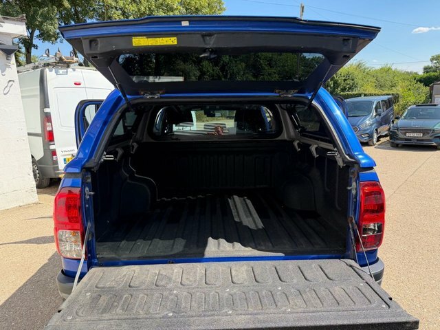 Toyota HILUX D-4d Invincible X Pickup Blue #6