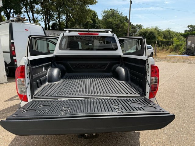Nissan Navara Dci Tekna Pickup White #6