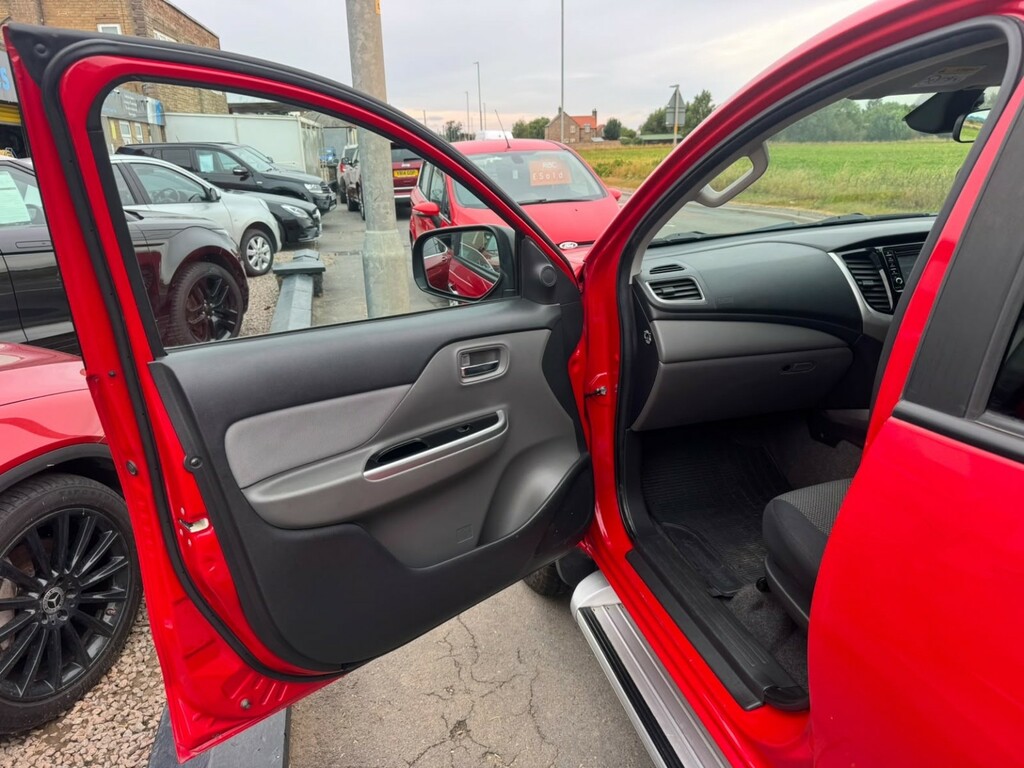 Mitsubishi L200 Pickup 2.4 Di-d Dc Titan 2019 AF69CZD Red #3