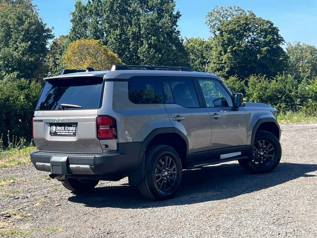 Toyota Land Cruiser 2.7 250 VX Suv White #4