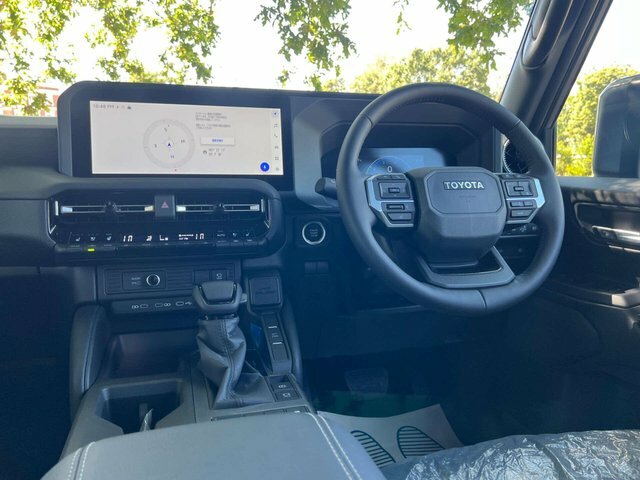 Toyota Land Cruiser 2.7 250 VX Suv White #3