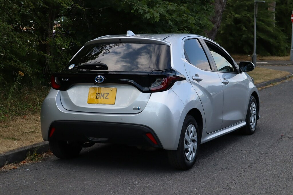 Toyota Yaris 1.5 Vvt-h Hybrid X Edition E-cvt Silver #3