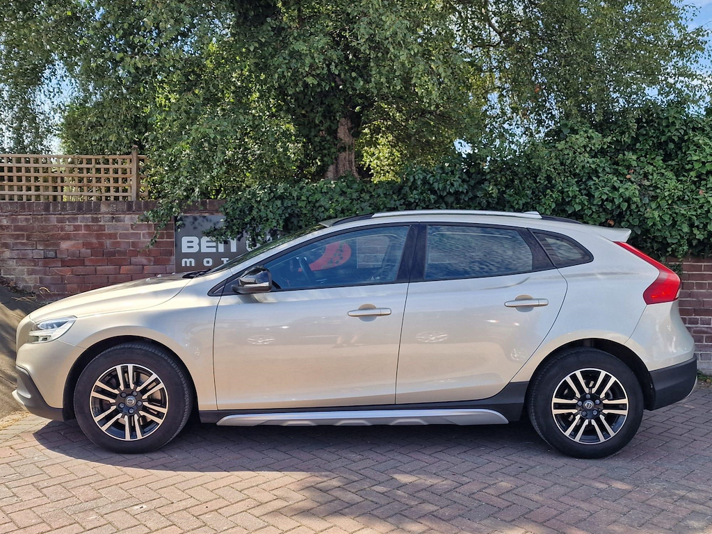 Volvo V40 Cross Country 1.5 T3 Nav Plus Euro 6 Ss Gold #2