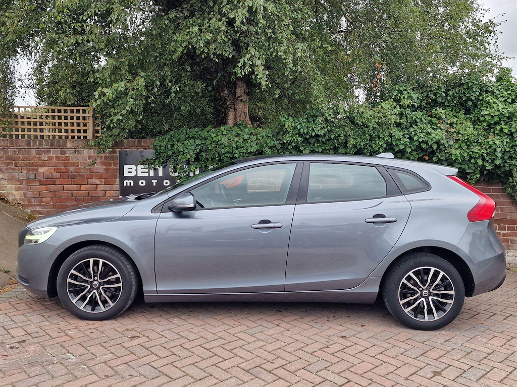 Volvo V40 2.0 T2 Momentum Euro 6 Ss PF67NYL Grey #2