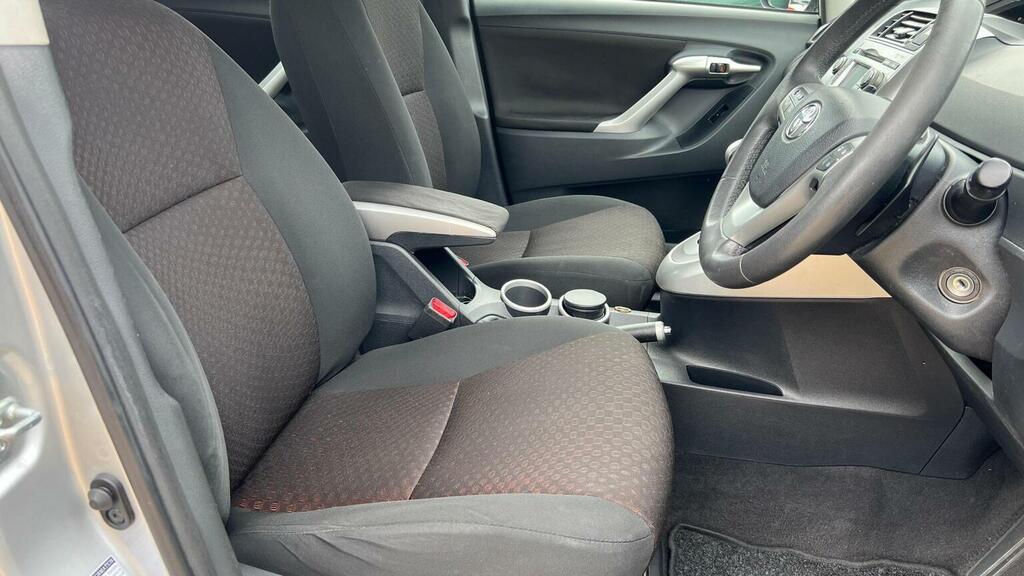 Toyota Verso 1.8 V-matic Tr Multidrive S Euro 5 Silver #2