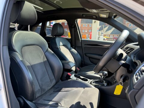 Audi Q3 Tfsi Quattro Black White #3