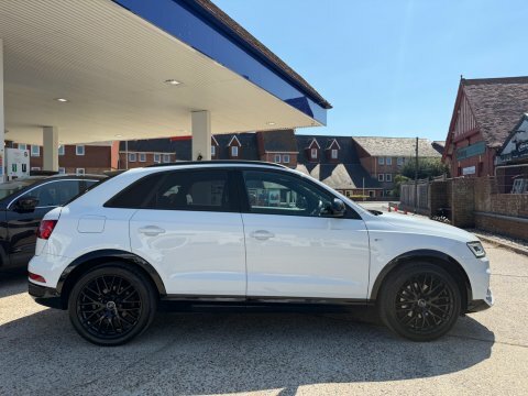 Audi Q3 Tfsi Quattro Black White #4