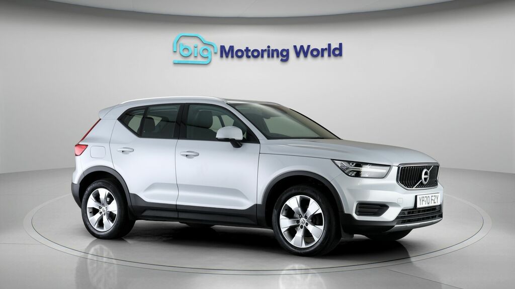 Volvo XC40 Momentum Silver