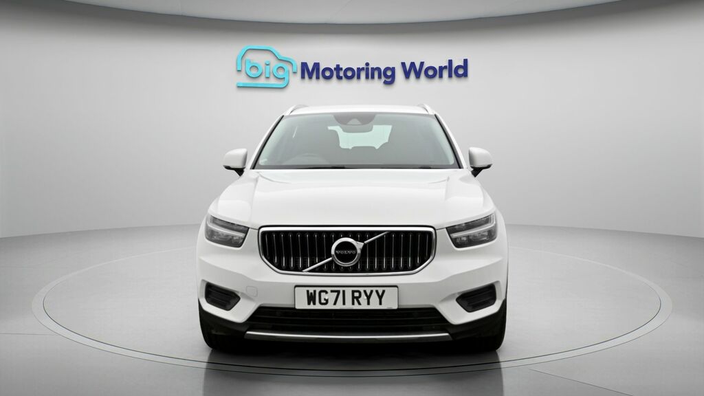 Volvo XC40 Core White #2