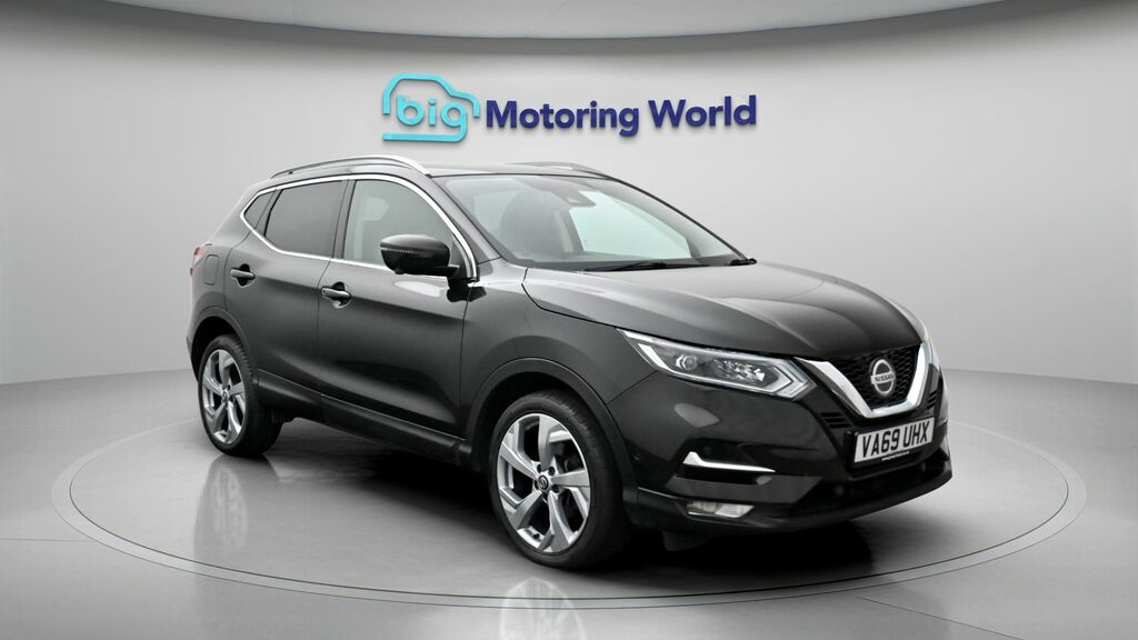 Nissan Qashqai Hatchback White #1