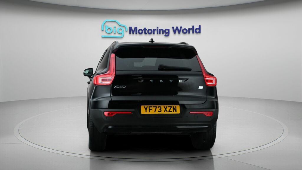 Volvo XC40 Plus Black #6