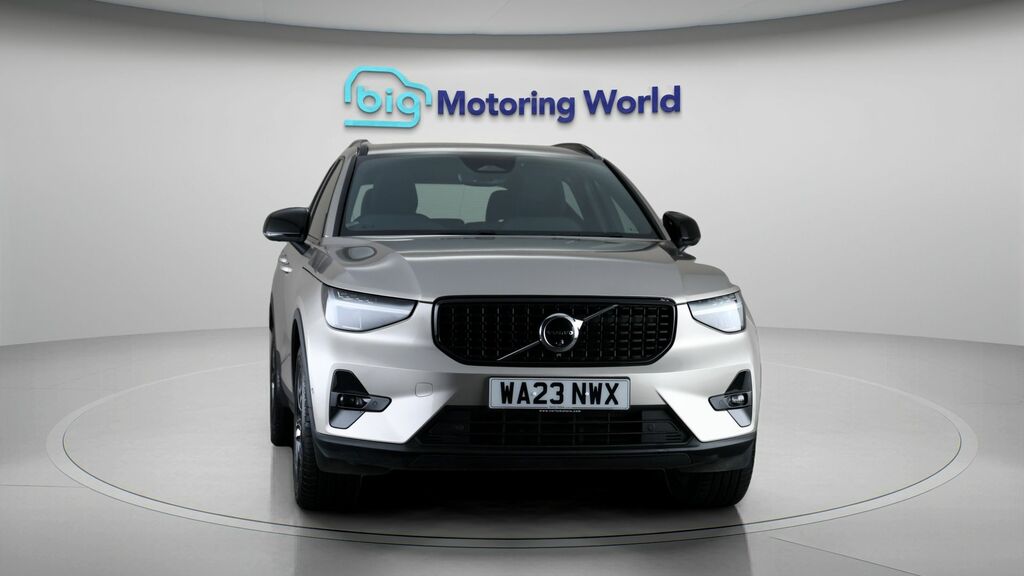 Volvo XC40 Plus Dark Gold #2