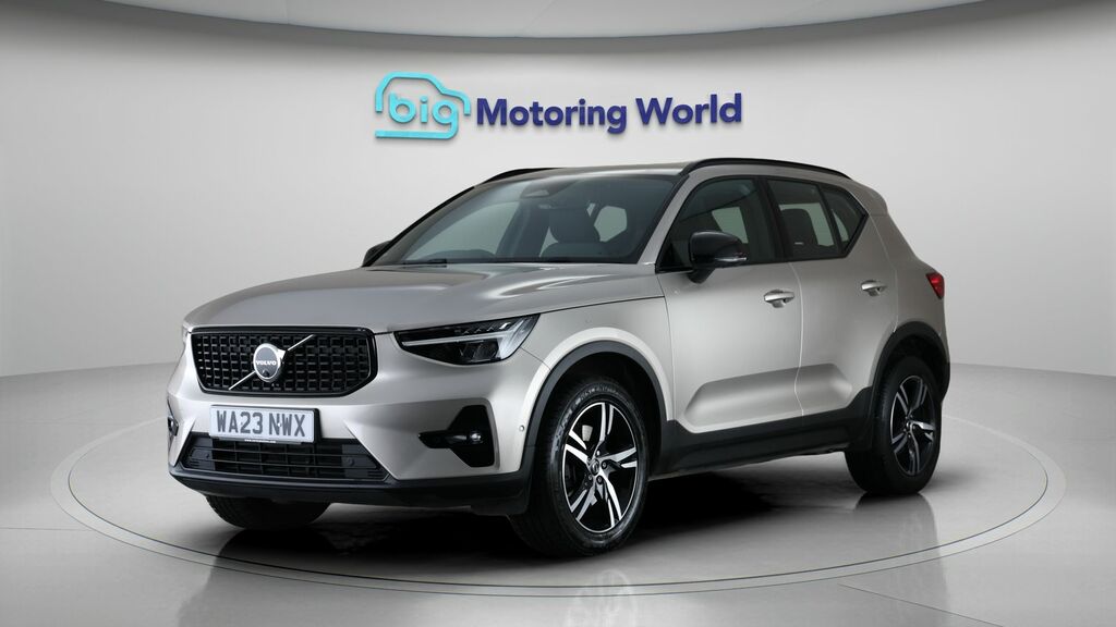 Volvo XC40 Plus Dark Gold #3