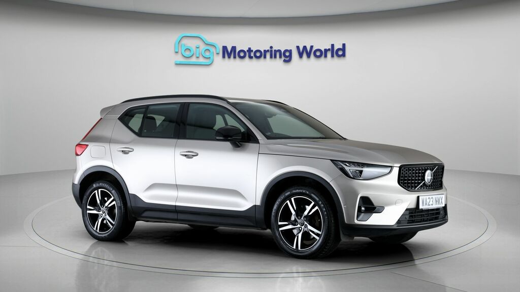 Volvo XC40 Plus Dark Gold