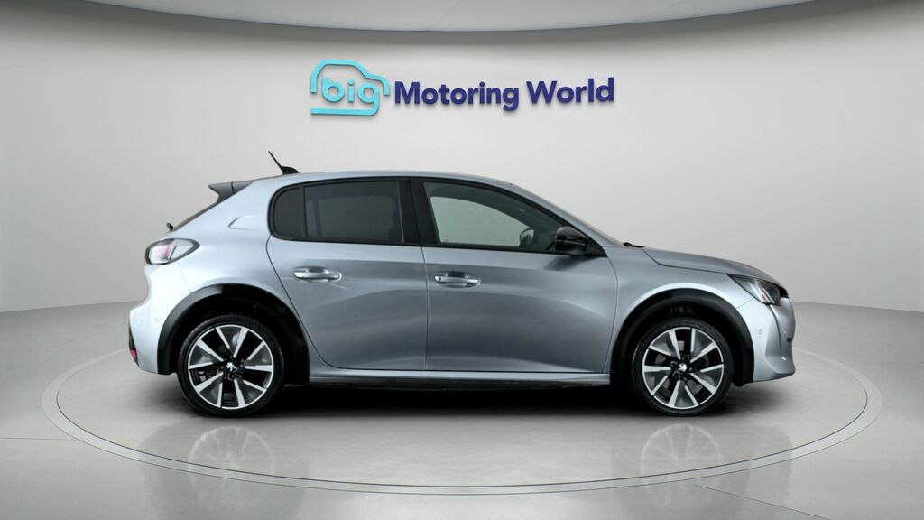 Peugeot e-208 50Kwh Allure Premium White #8