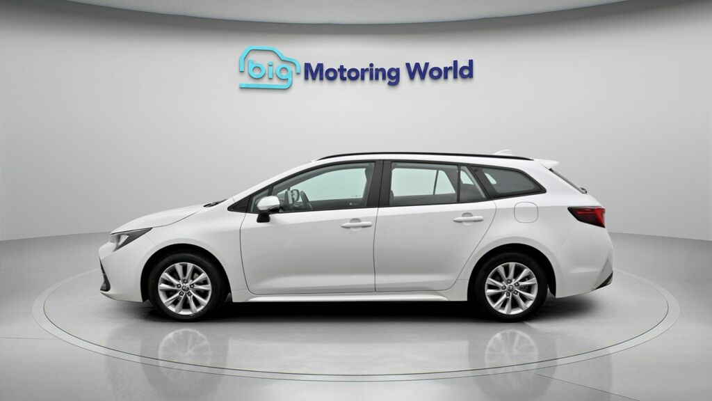 Toyota Corolla Icon White #4