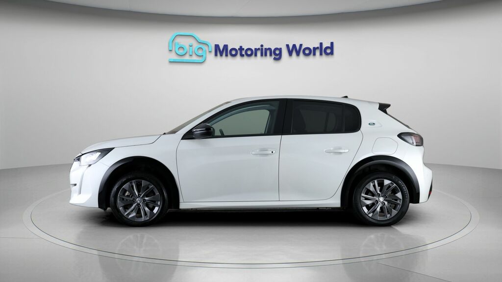 Peugeot e-208 Allure Premium White #4
