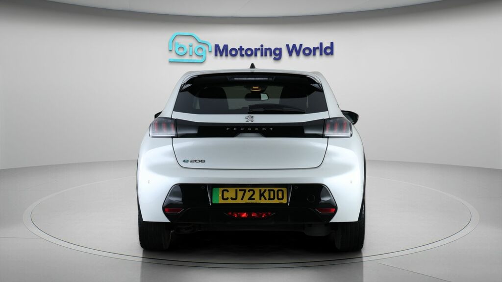 Peugeot e-208 Allure Premium White #6