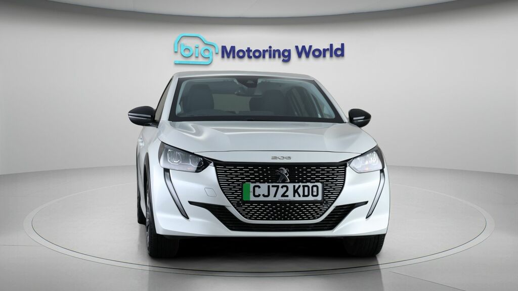 Peugeot e-208 Allure Premium White #2