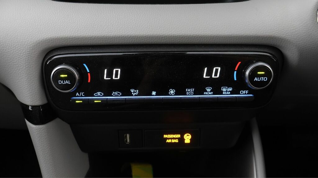 Toyota Yaris 1.5 Vvt-h Dynamic E Cvt White #11