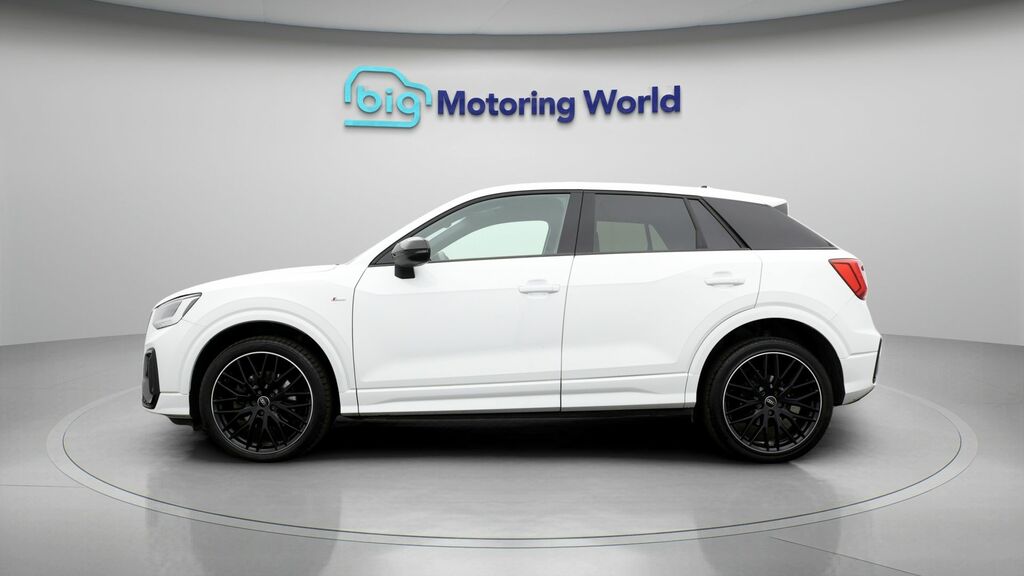Audi Q2 Black Edition White #4