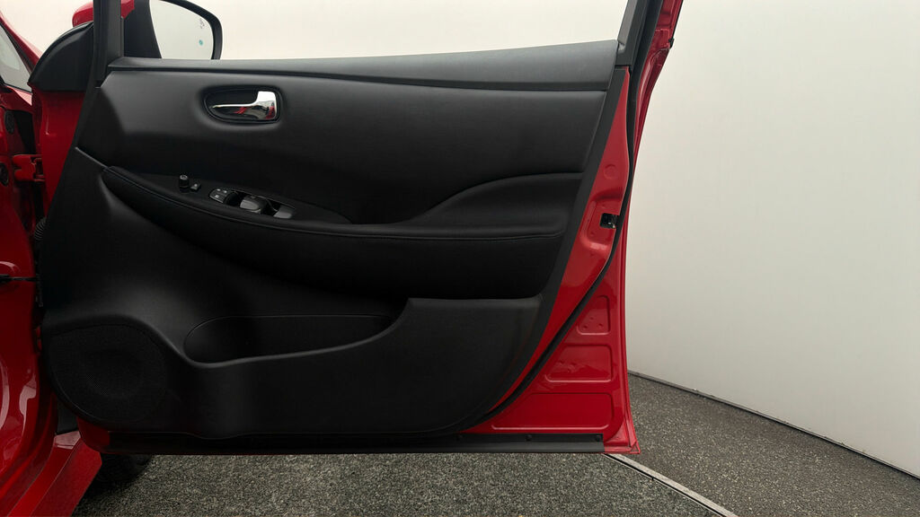 Nissan Leaf N-connecta Red #6