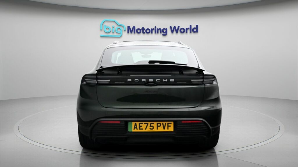 Porsche Macan Macan Electric Green #6