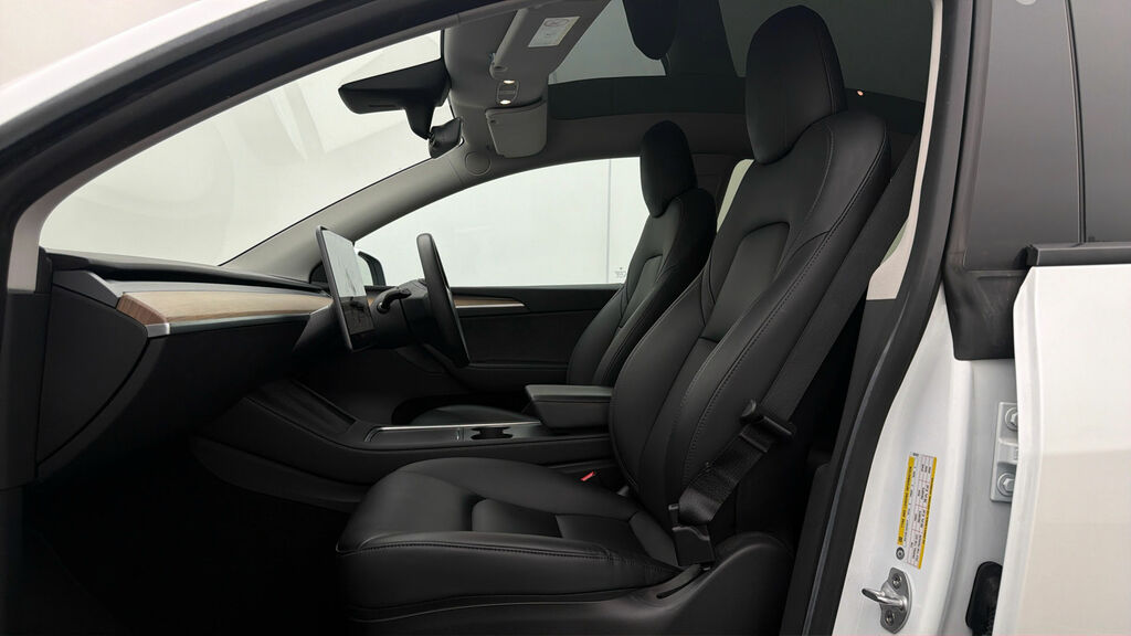 Tesla Model Y Long Range AJ22KOB White #5
