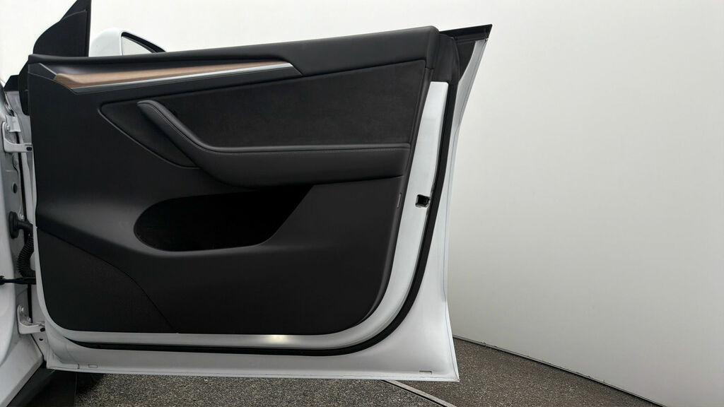 Tesla Model Y Long Range AJ22KOB White #6