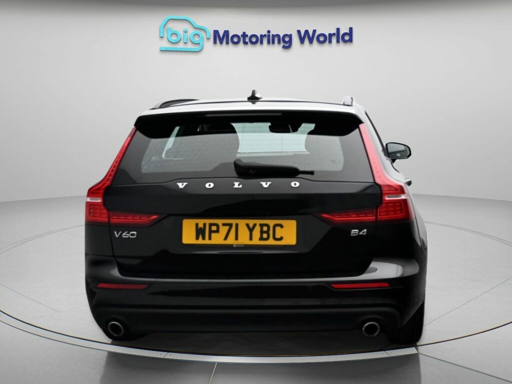 Volvo V60 Momentum Black #6