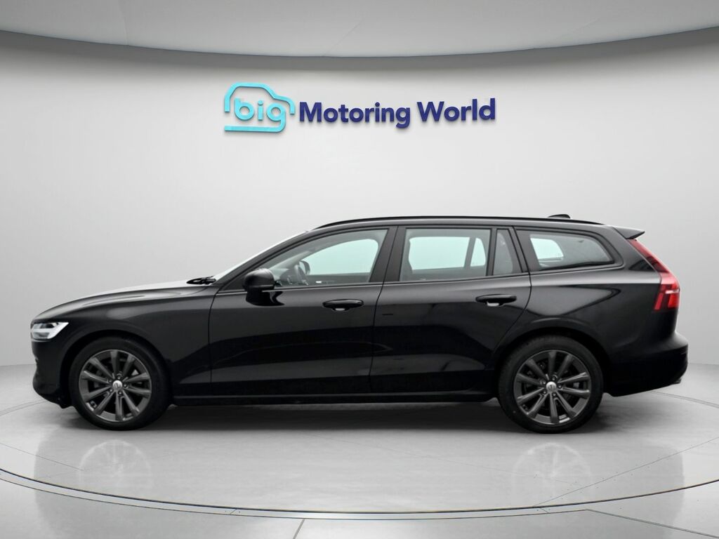 Volvo V60 Momentum Black #4