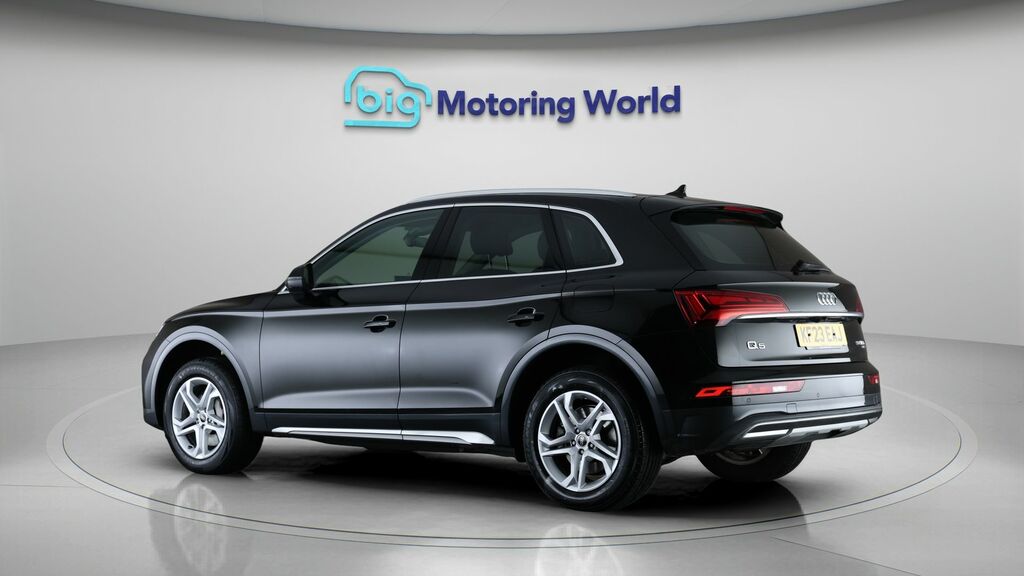 Audi Q5 Sport Black #5