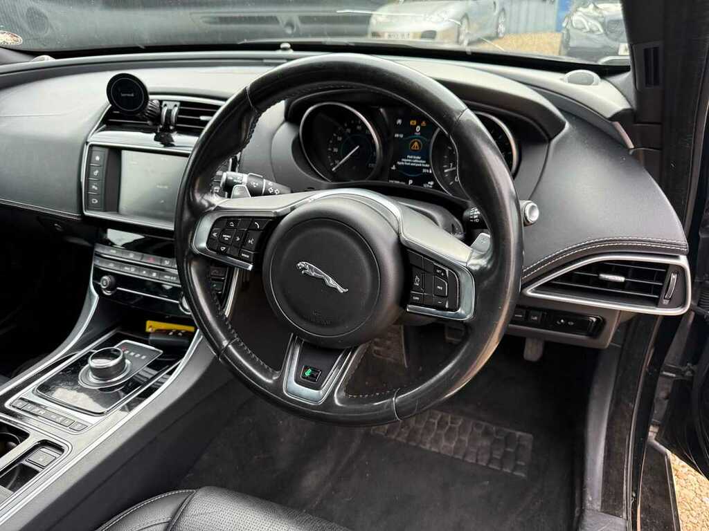 Jaguar XE R-sport Black #2