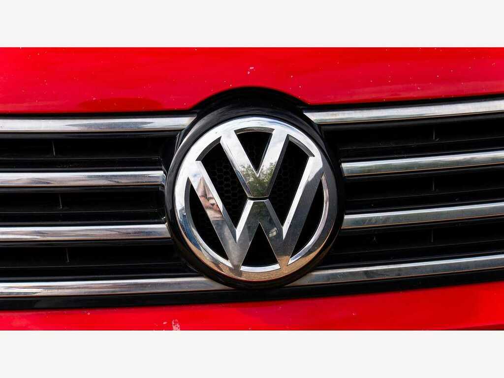 Volkswagen Passat Executive Tdi Bmt VE63WHV Red #5