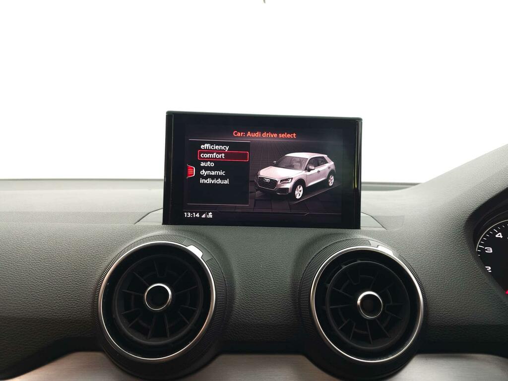 Audi Q2 Sport White #6