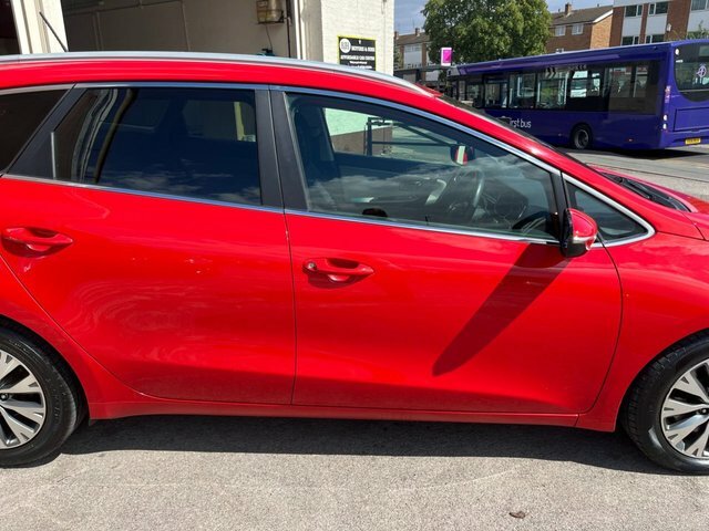 Kia Ceed 1.6 Crdi 3 Sportswagon Red #3