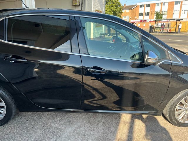 Peugeot 208 1.2 Puretech Allure Hatchback Black #3