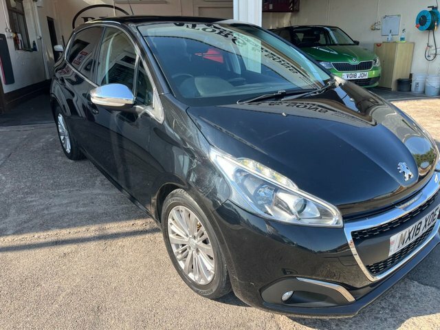 Peugeot 208 1.2 Puretech Allure Hatchback Black #2