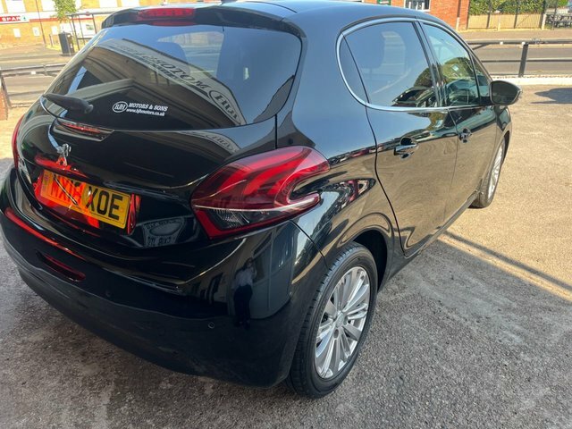 Peugeot 208 1.2 Puretech Allure Hatchback Black #4