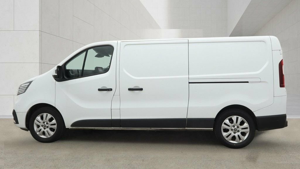 Renault Trafic 2L Sport White #6