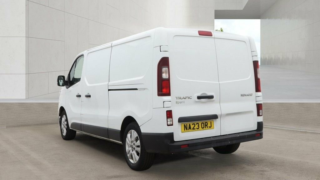 Renault Trafic 2L Sport White #3