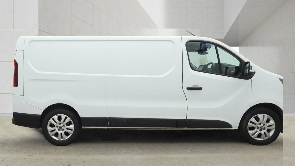 Renault Trafic 2L Sport White #5