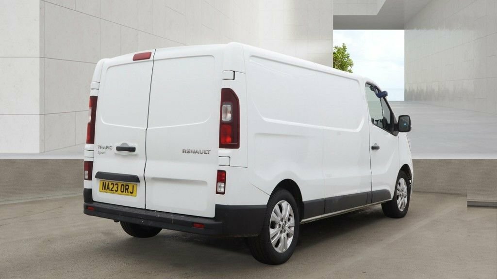 Renault Trafic 2L Sport White #4